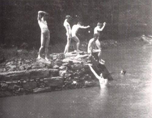 Eakins2C_Thomas_281844-191629_-_1883_-_Eakin27s_art_studens_bathing_1565f0d06243cfafe.jpg